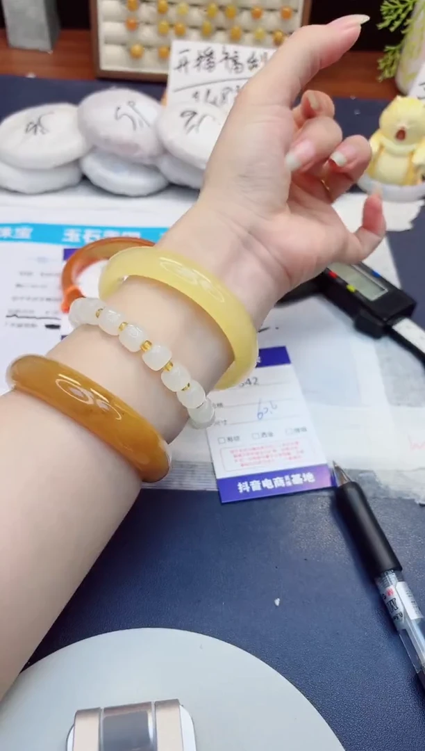 未镶嵌手镯石英质玉342米黄60
