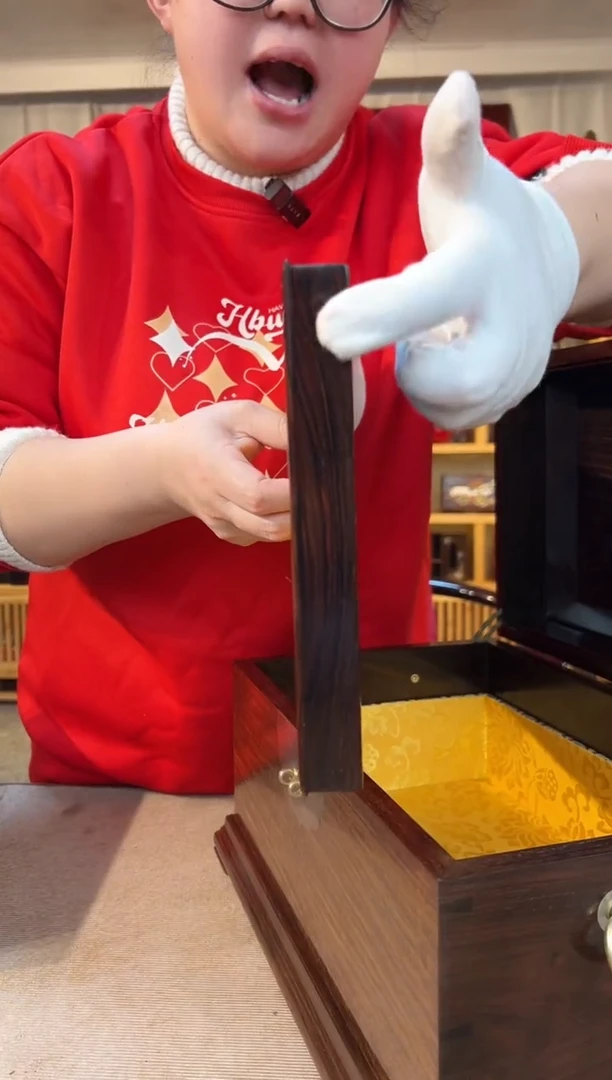 红酸枝木类成套家具杨***?首饰盒