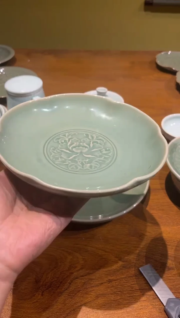 瓷18.5cm二级青釉花口盘1只