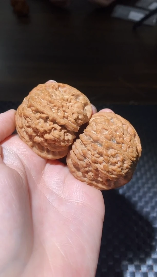 把件文玩核桃全品红皮南疆石45尺（51克）