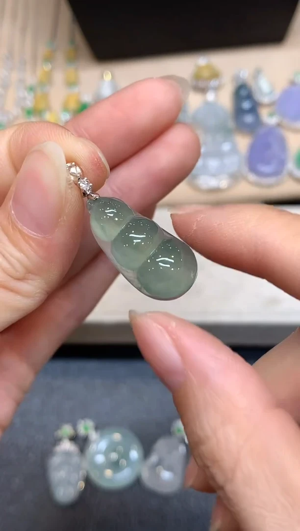 颈饰18K金镶嵌翡翠福豆【无服务费