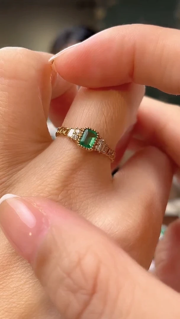 18K金镶嵌戒指祖母绿主石：0.29ct