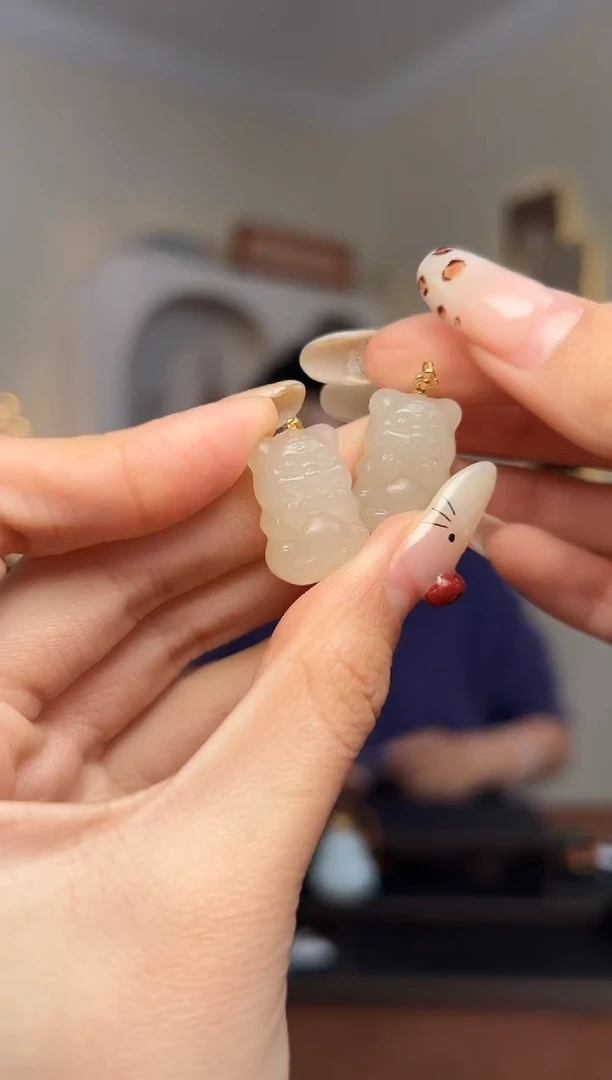 颈饰18K金镶嵌和田玉藕粉虎 多样性发其一