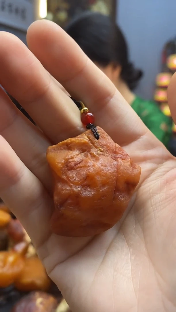 未镶嵌颈饰琥珀吊坠
