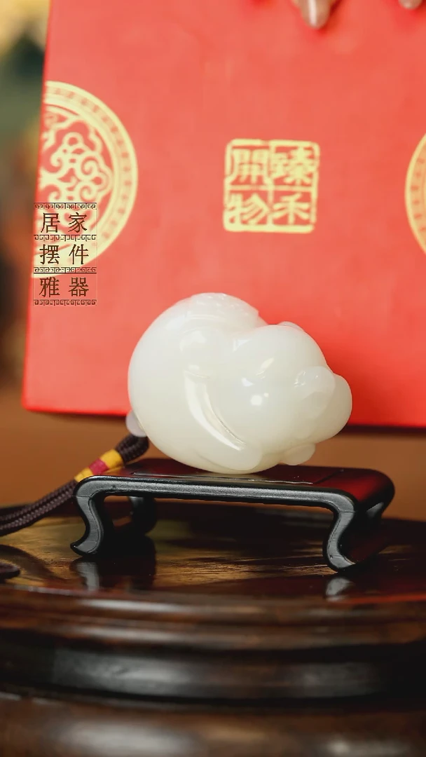 玉《纳福飞猪》摆件