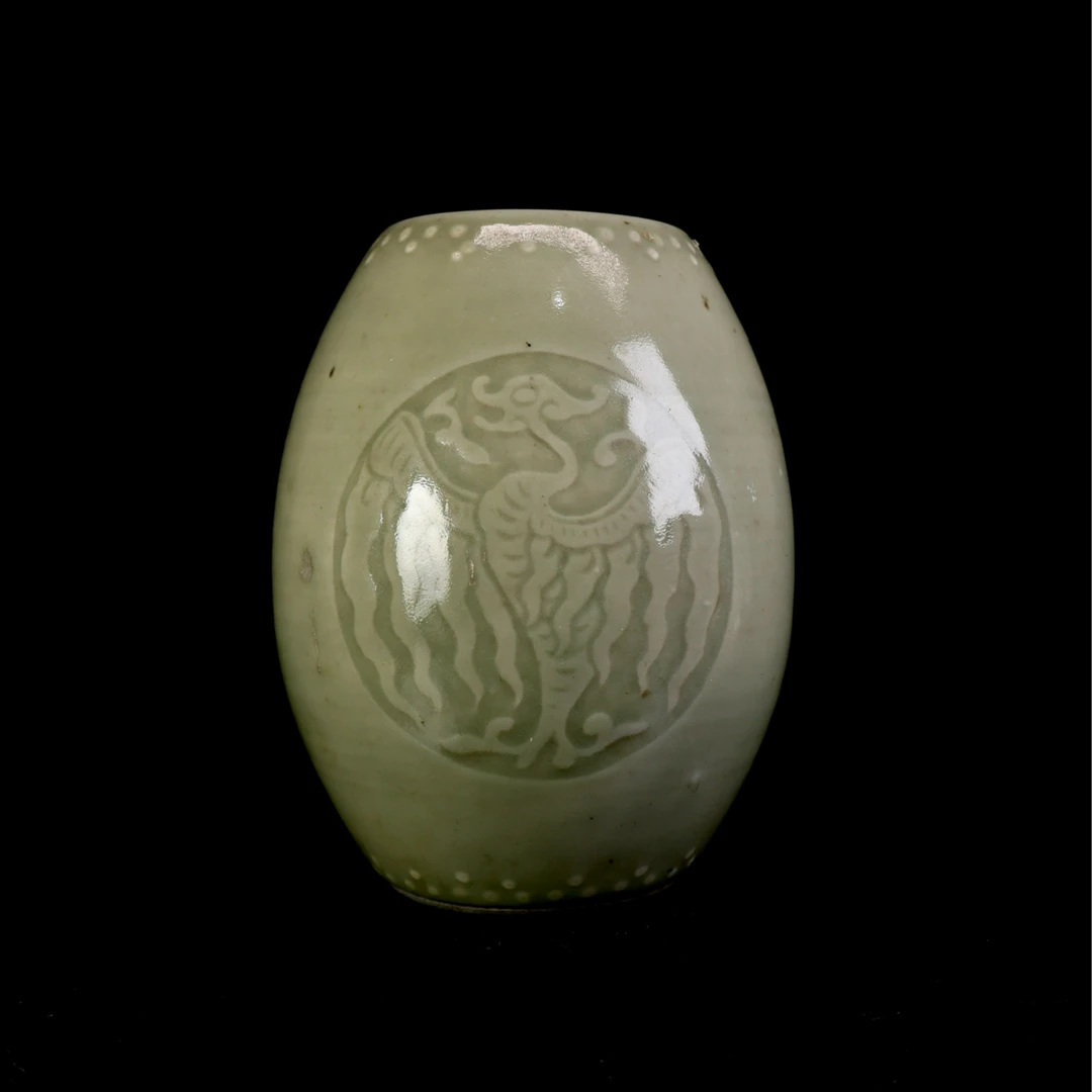 38.民国青釉暗刻团凤纹鼓钉罐