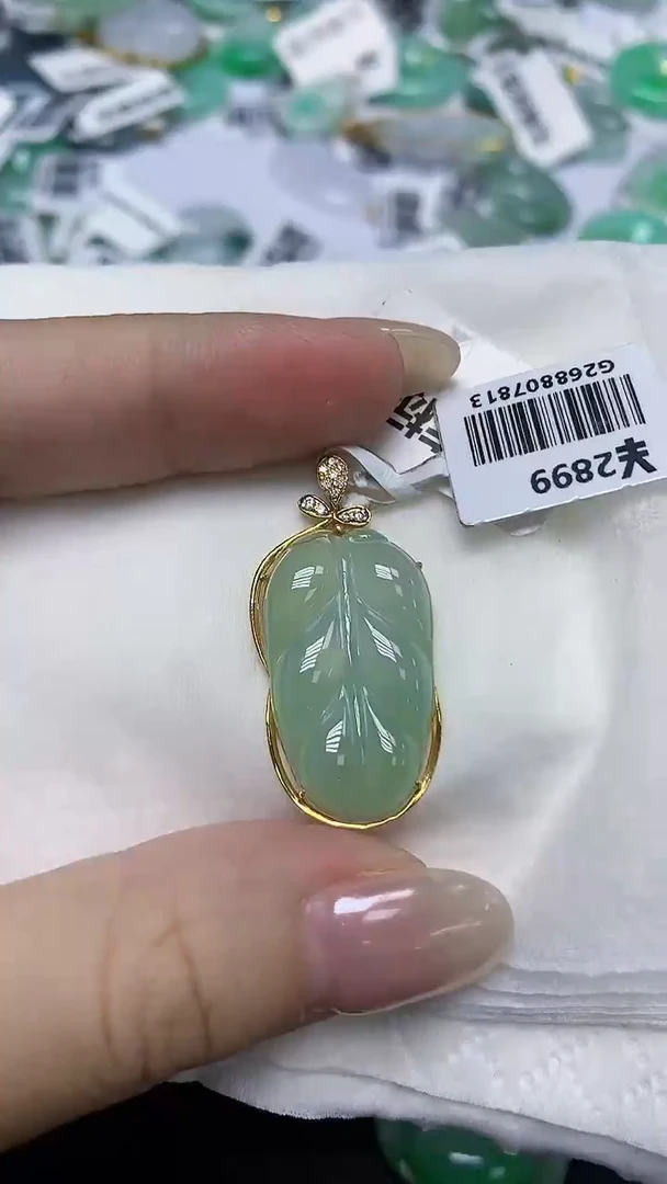 翡翠18K金镶嵌颈饰天然缅甸翡翠A货