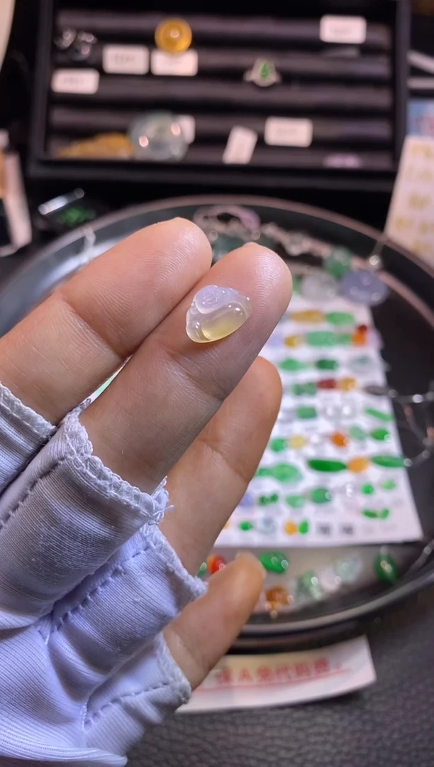 翡翠挂件未镶嵌佛