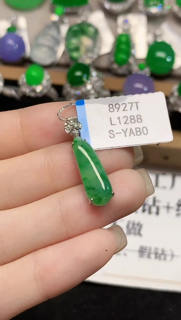 吊坠(不含链)18K金镶嵌翡翠L1288多样性发其一