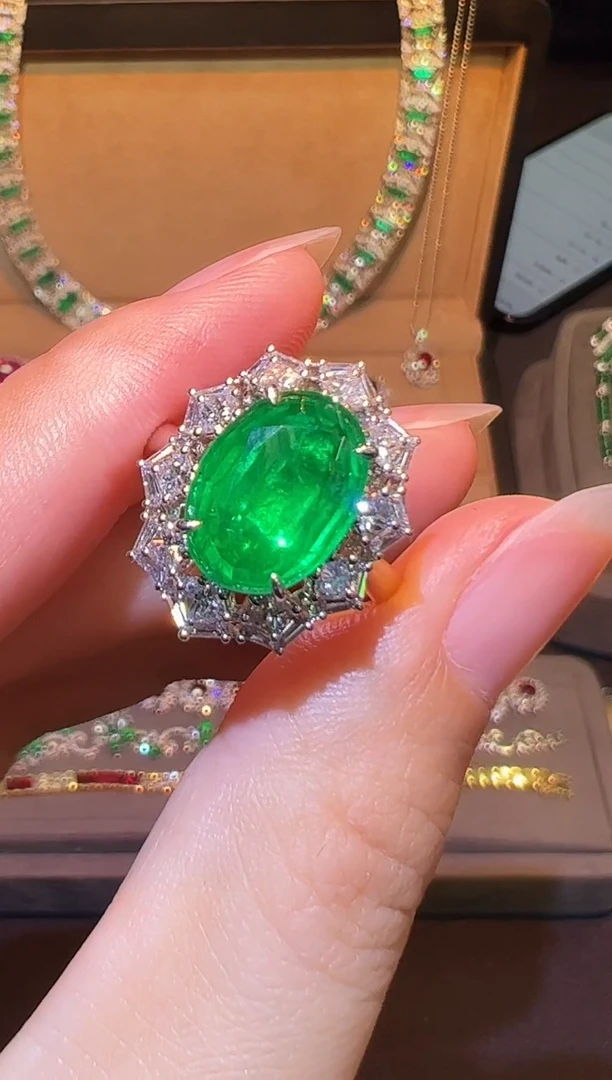 18K金镶嵌戒指祖母绿4.08ct