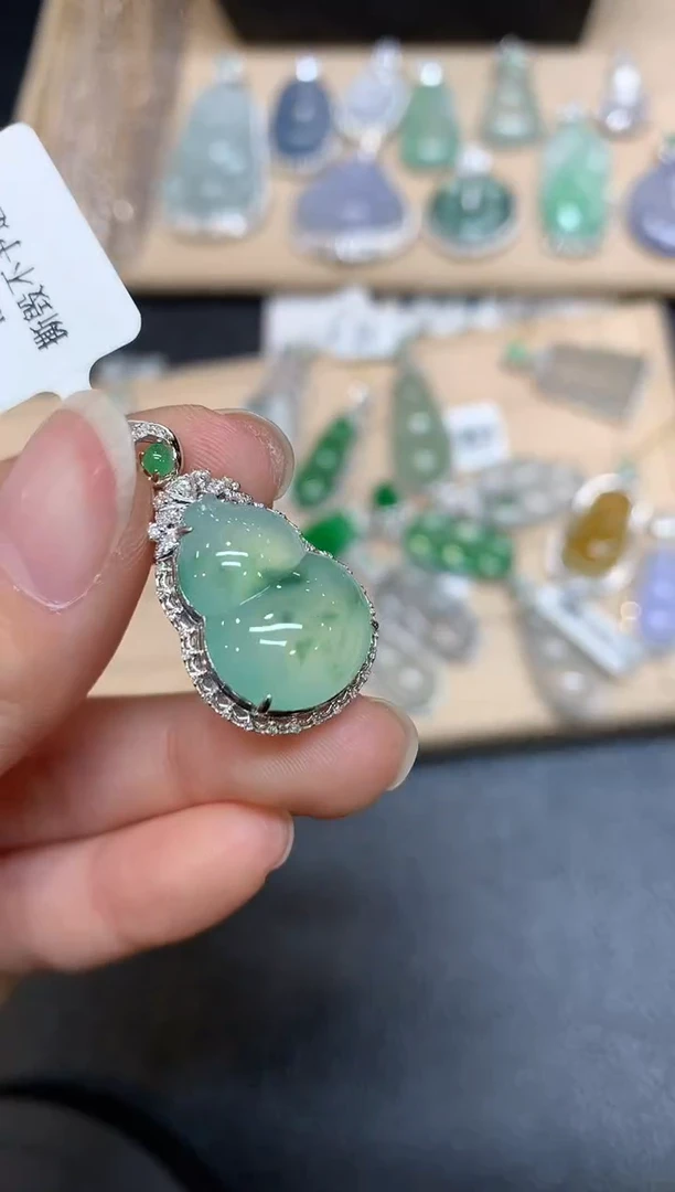 【闪购商品】翡翠颈饰18K金镶嵌葫芦【无服务费