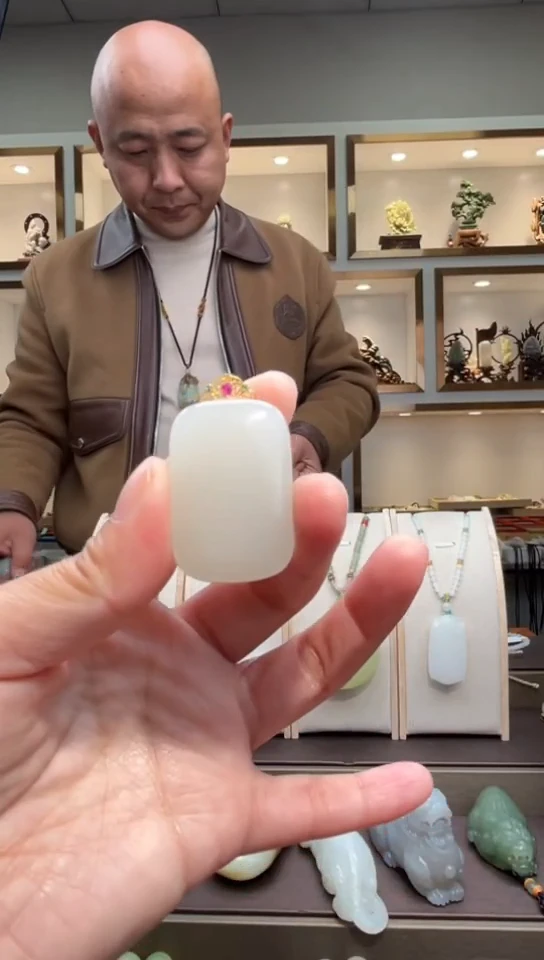 颈饰18K金镶嵌和田玉苏