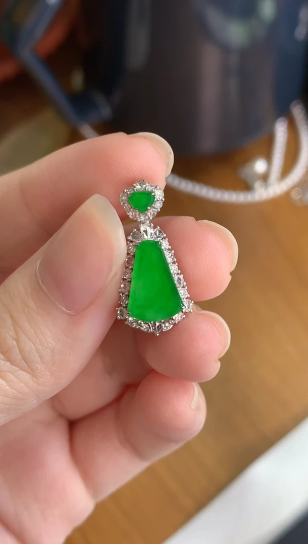 颈饰18K金镶嵌翡翠绿无事牌