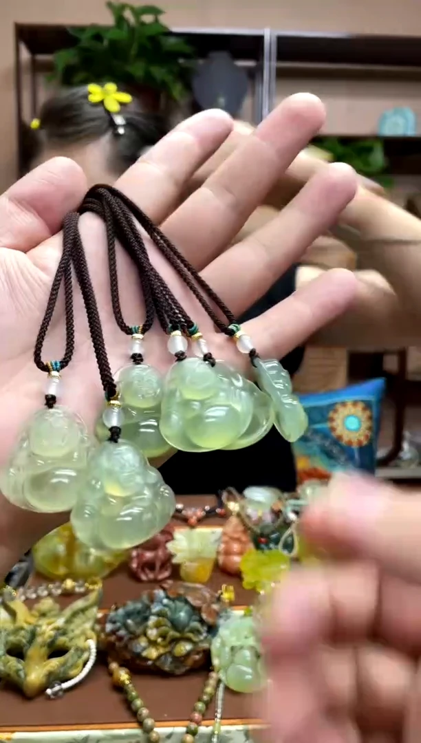 未镶嵌岫玉颈饰多样性发货发其中之一