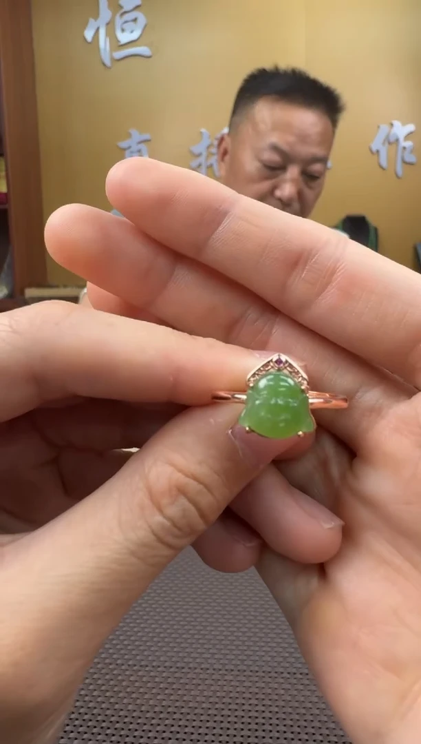 和田玉未镶嵌颈饰戒指