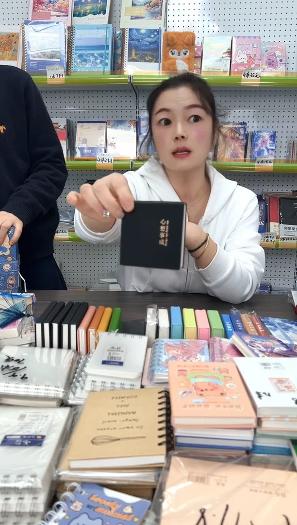 映像文创A8硬壳烫金便签本150张【黑壳封面随机】4本