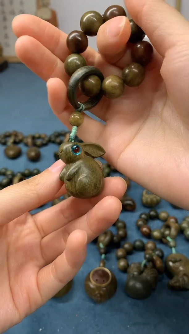 【闪购商品】维腊木（绿檀）把件望月兔 盘玩件