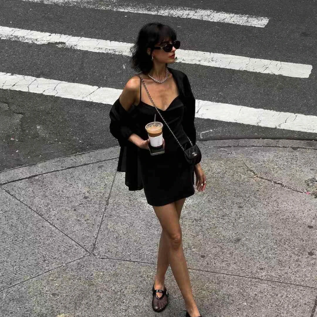 黑色V领性感吊带连衣裙女2025夏季法式气质小礼裙时尚辣妹小黑裙