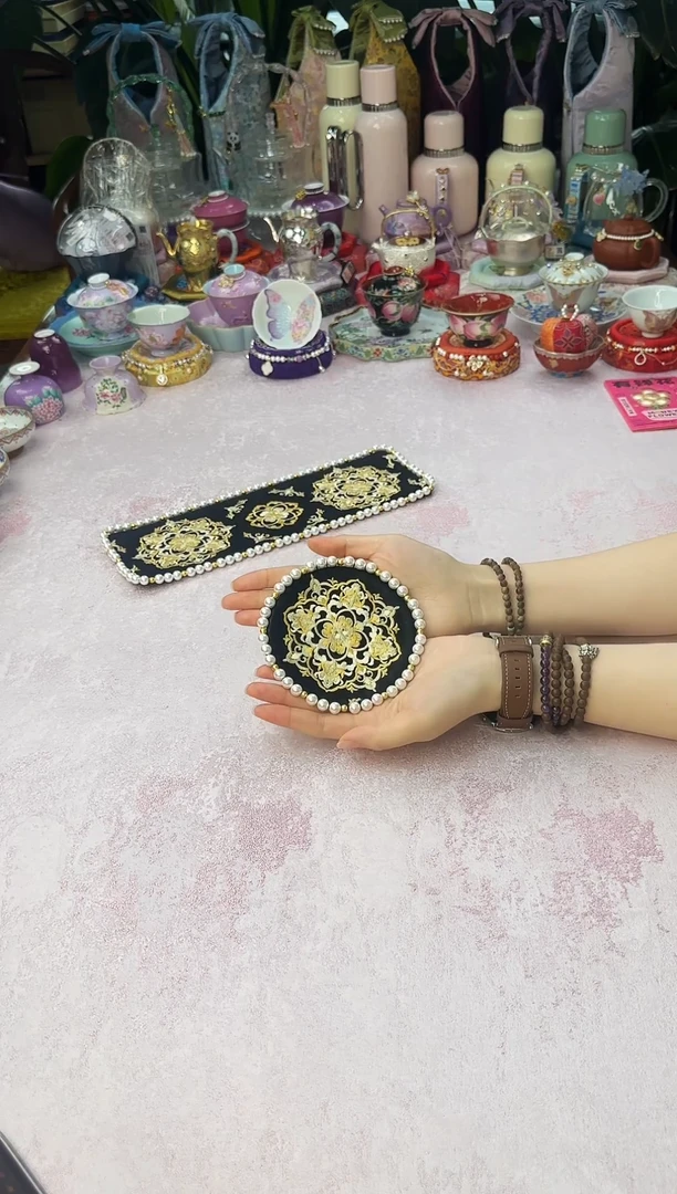 86重工刺绣宝相花杯垫