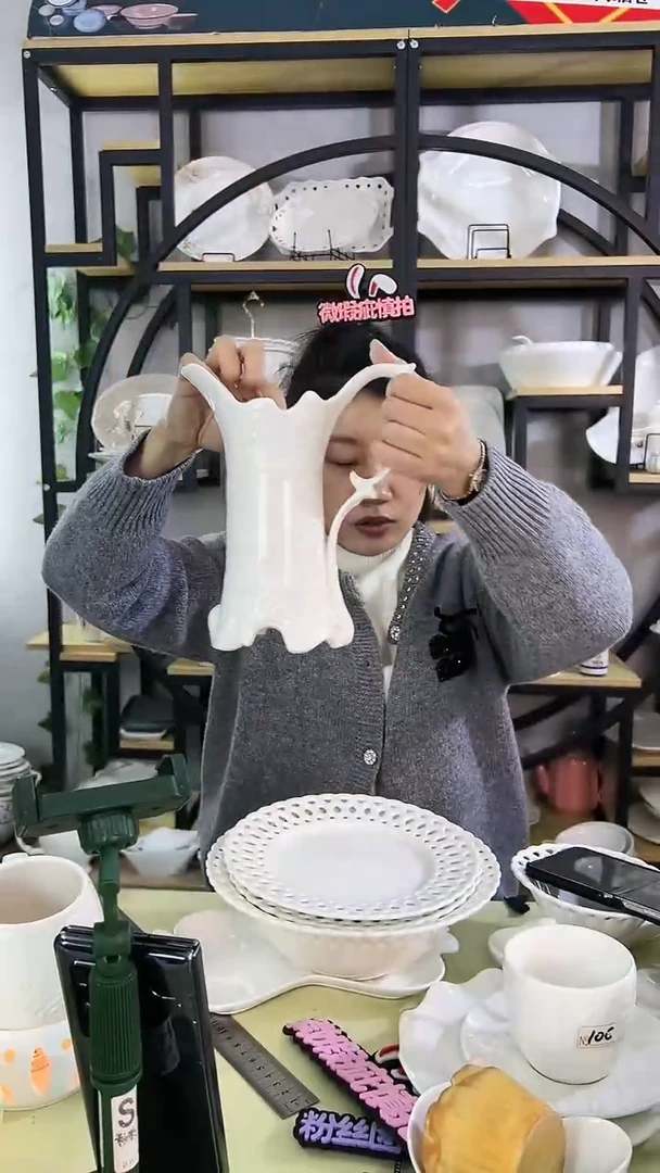 【闪购商品】陶瓷浮雕分酒瓶花瓶一只