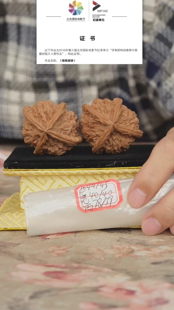 文玩核桃把件红狮子头四棱