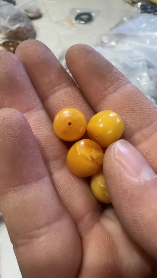 未镶嵌蜜蜡裸石多样性发货发其中一个