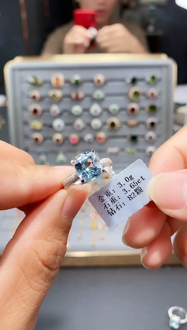 海蓝宝石戒指18K金镶嵌3.65配钻