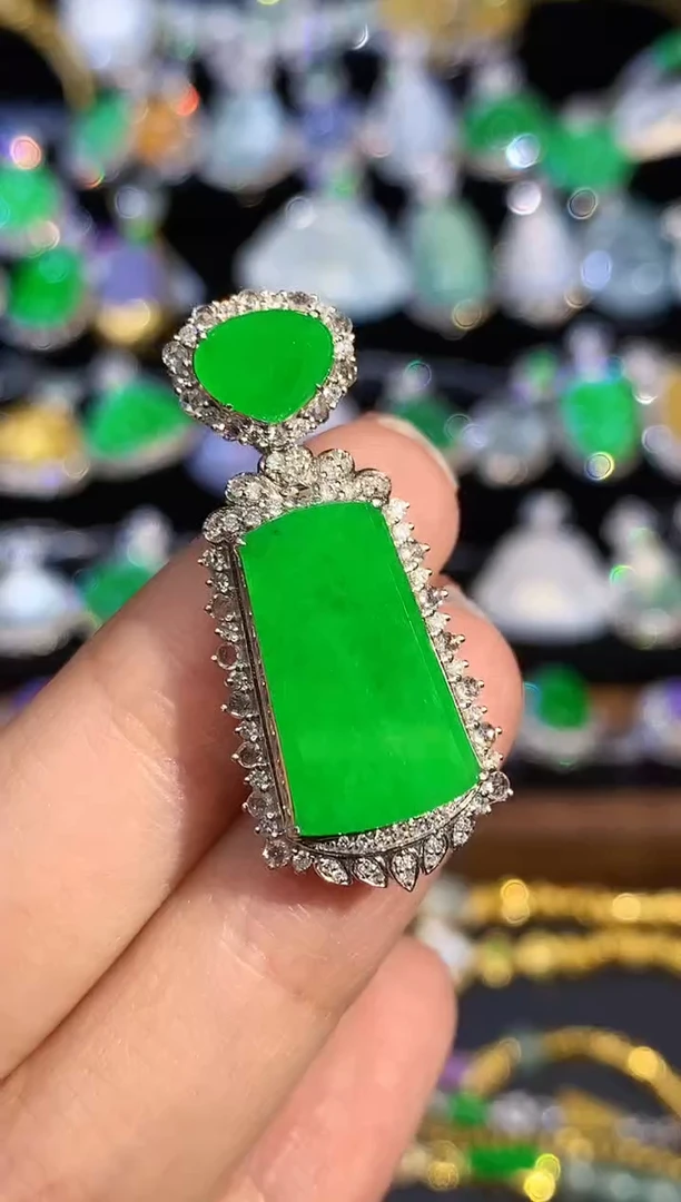 吊坠(不含链)18K金镶嵌翡翠一*多样性发其一