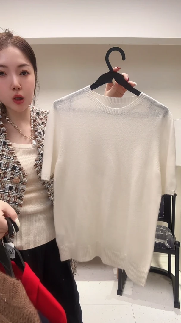 白色圆领羊毛半袖