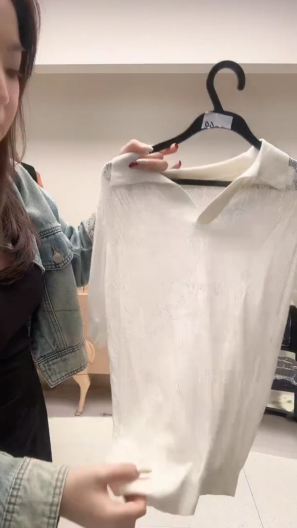 白色V领镂空收边半袖