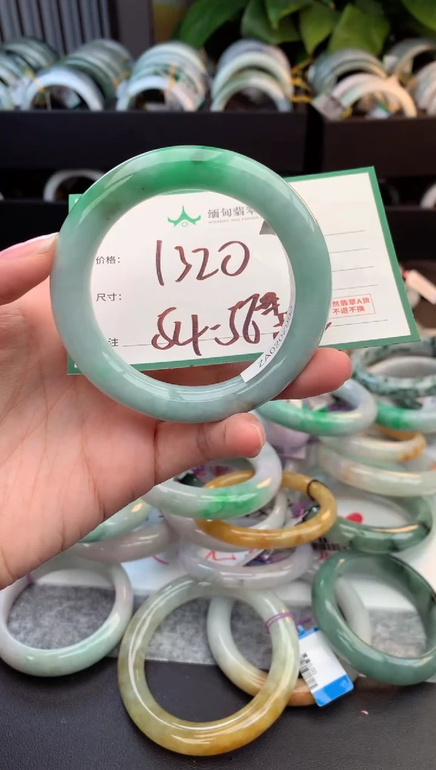 未镶嵌定制翡翠毛货需精细抛光+多人