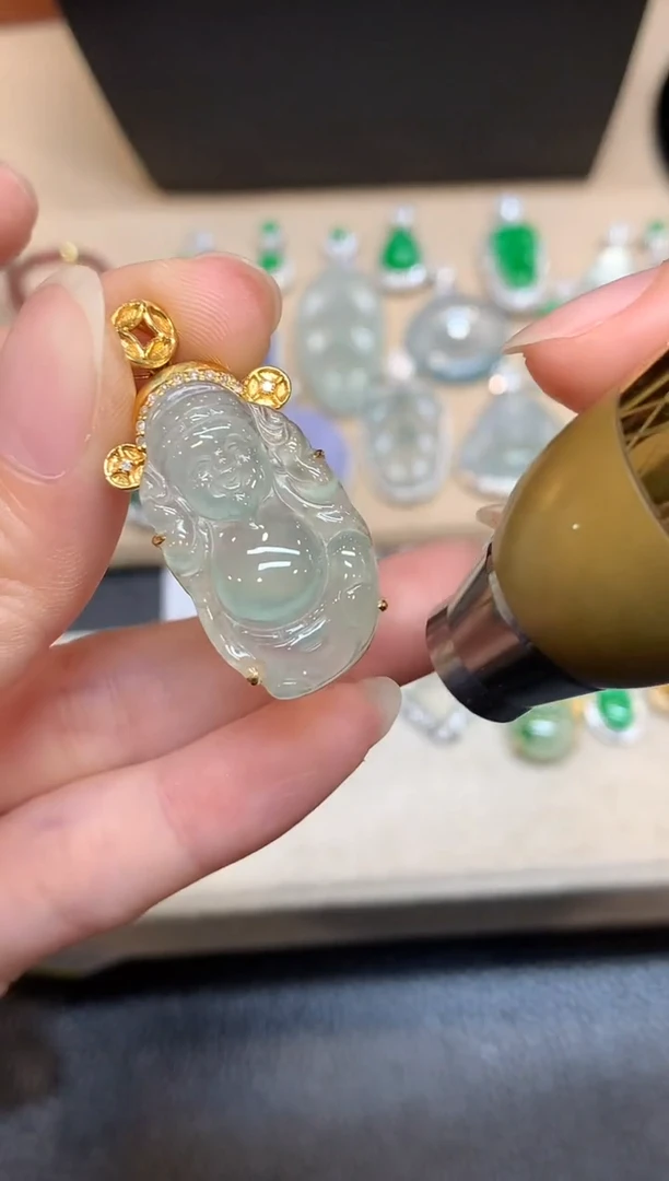 颈饰18K金镶嵌翡翠财神【无服务费