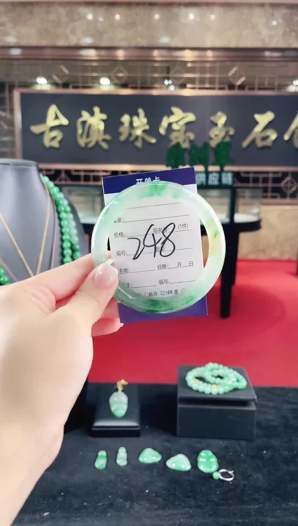 未镶嵌手镯石英质玉（非洲翠）微瑕一经发货运费不退介意勿拍