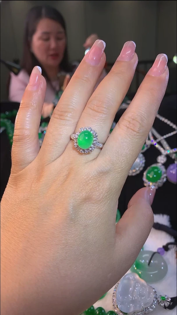 18K金镶嵌戒指翡翠戒指