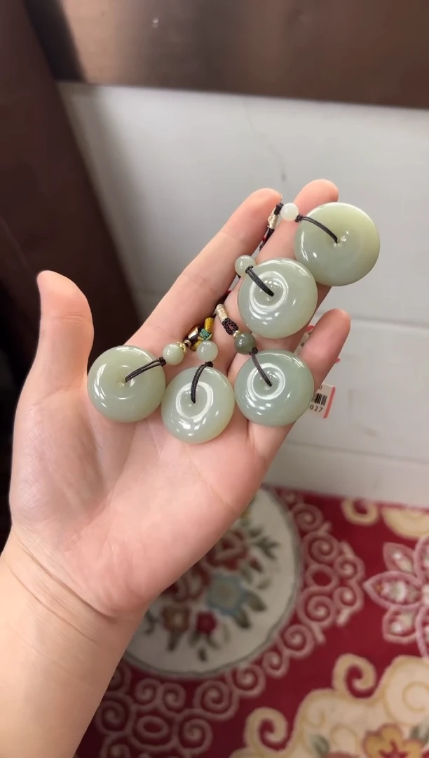 【闪购商品】和田玉吊坠(赠链)未镶嵌且末微色差近矿吊坠多样性发货