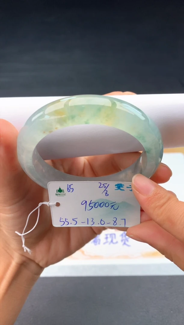 未镶嵌手镯翡翠自带#送人#，联系客服核对地址~