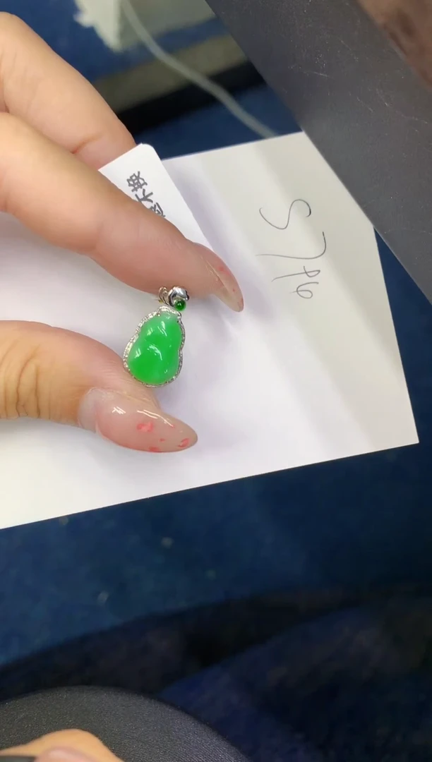 翡翠18K金镶嵌颈饰缅甸天然翡翠A货