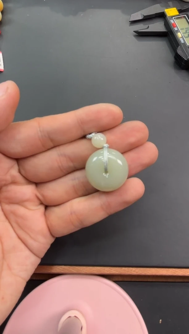 【闪购商品】和田玉吊坠(赠链)未镶嵌且末微色差近矿吊坠