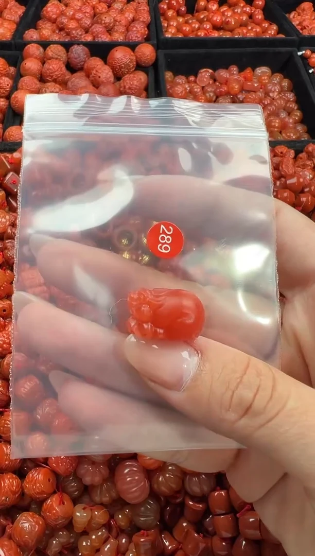 南红玛瑙未镶嵌颈饰1