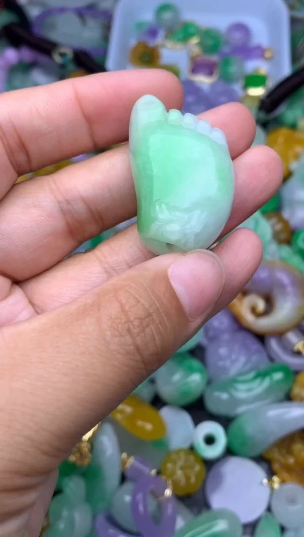 颈饰未镶嵌翡翠天然缅甸翡翠吊坠
