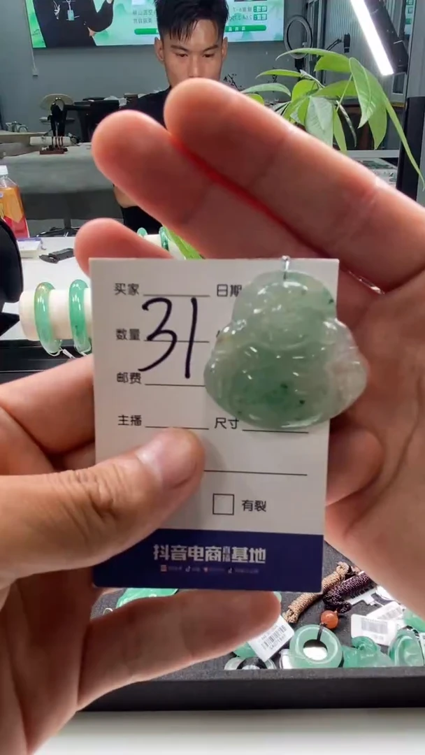 颈饰未镶嵌石英质玉佛公