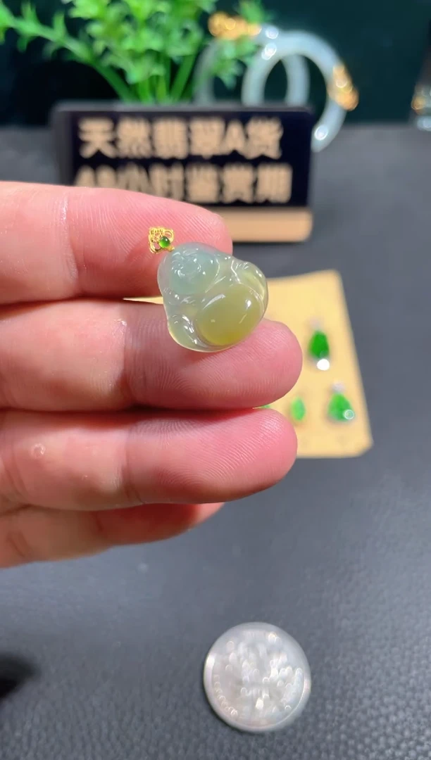 翡翠18K金镶嵌颈饰翡翠