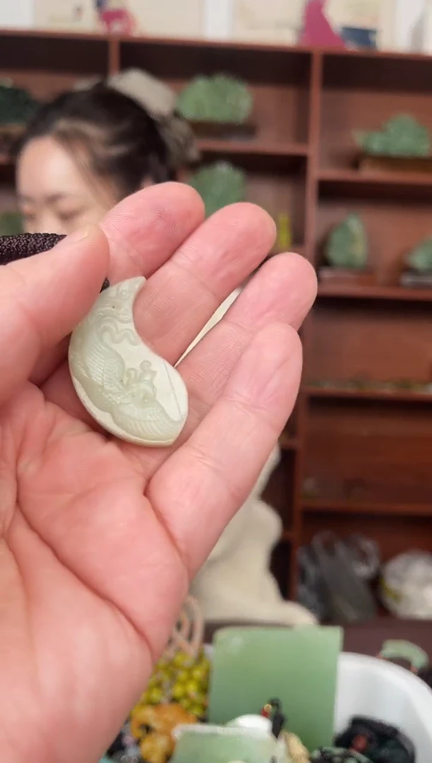 未镶嵌蛇纹石玉颈饰·