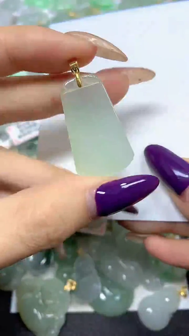 颈饰未镶嵌翡翠