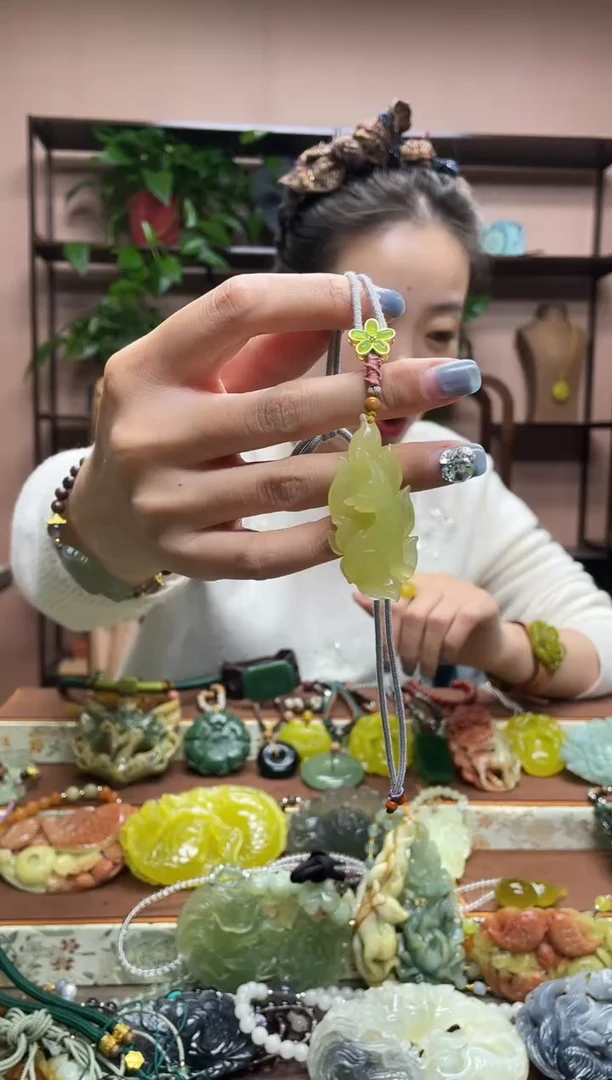 未镶嵌岫玉颈饰·