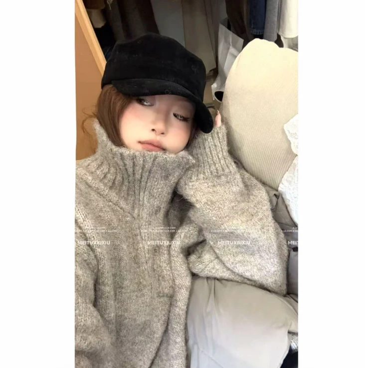 【阿乐家】大码微胖“暖冬叙旧”简约纽扣立领两穿设计软糯套头毛衣