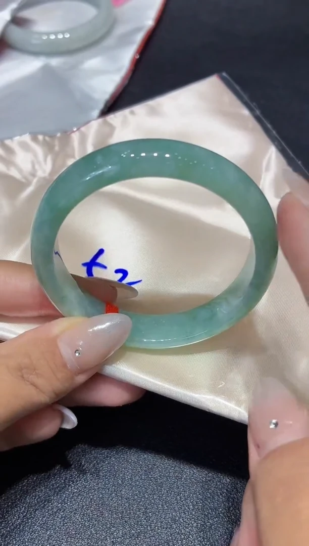 翡翠手镯未镶嵌翡翠手镯