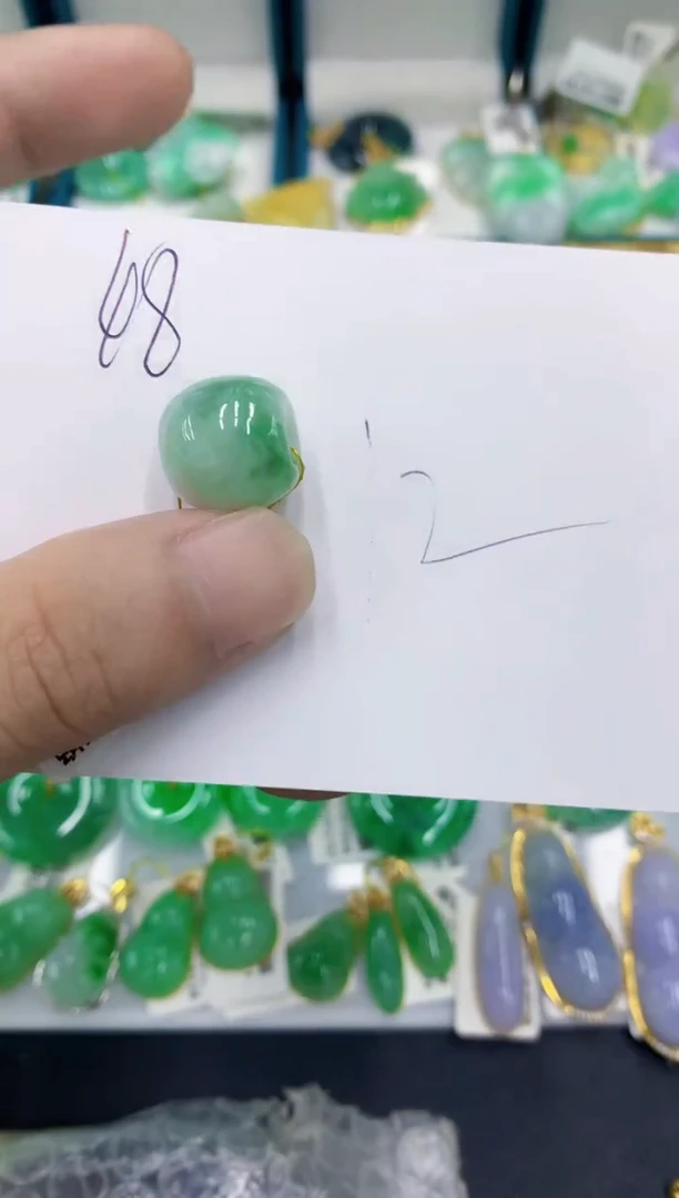 翡翠挂件未镶嵌翡翠