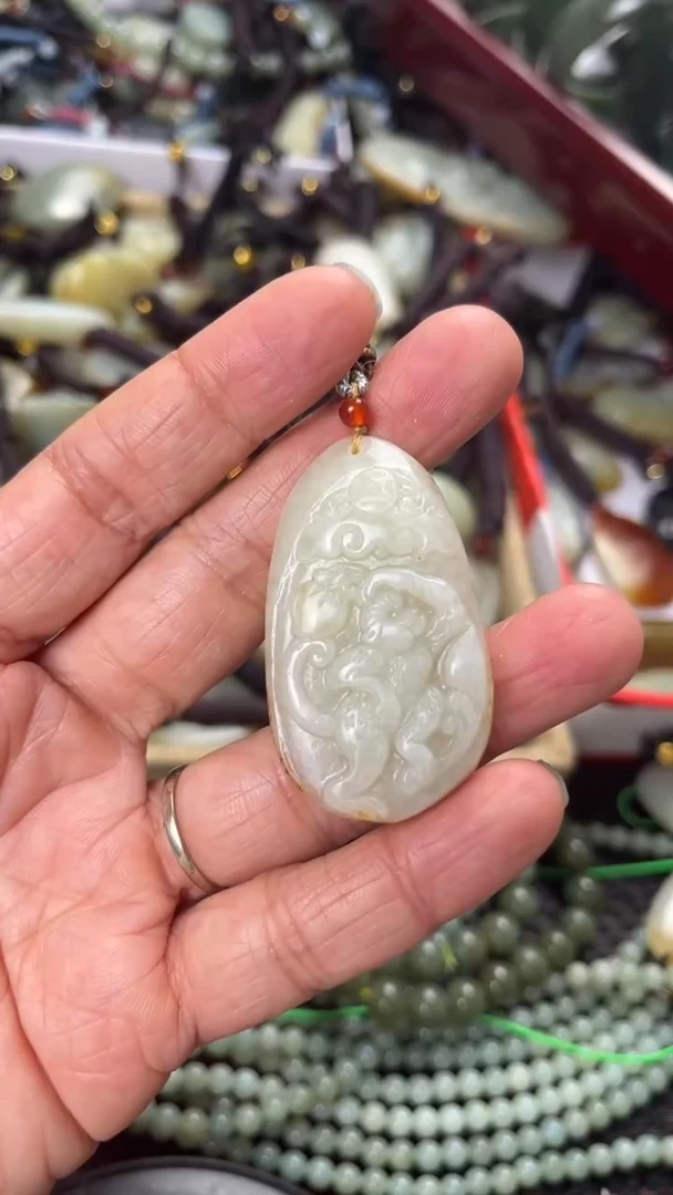 【闪购商品】和田玉颈饰未镶嵌多样性发货没有证书，拍一发一.有瑕