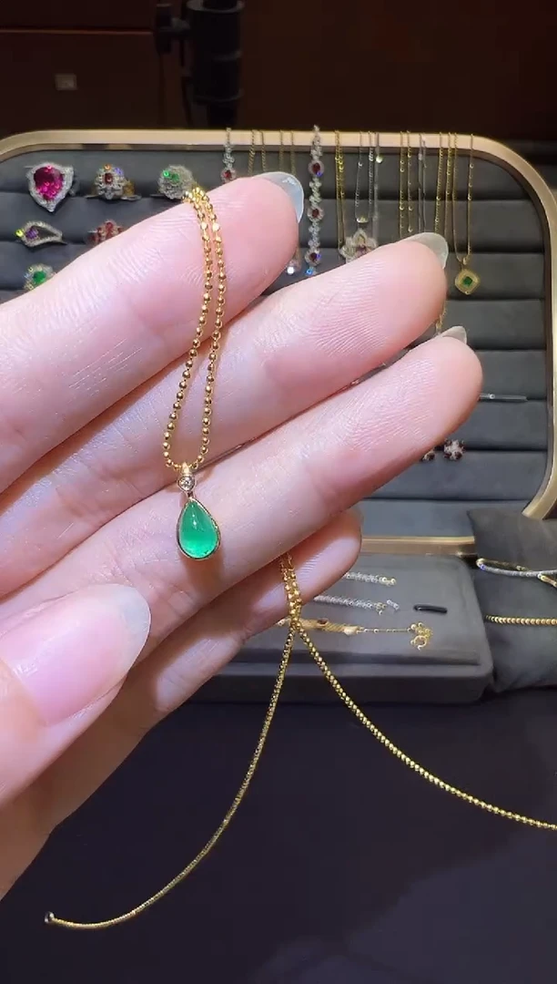 吊坠(赠链)18K金镶嵌祖母绿0.35ct